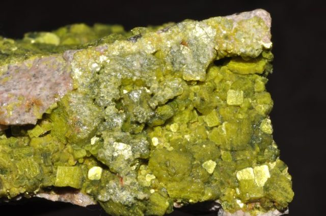 Autunite_1France-758x503_uranium