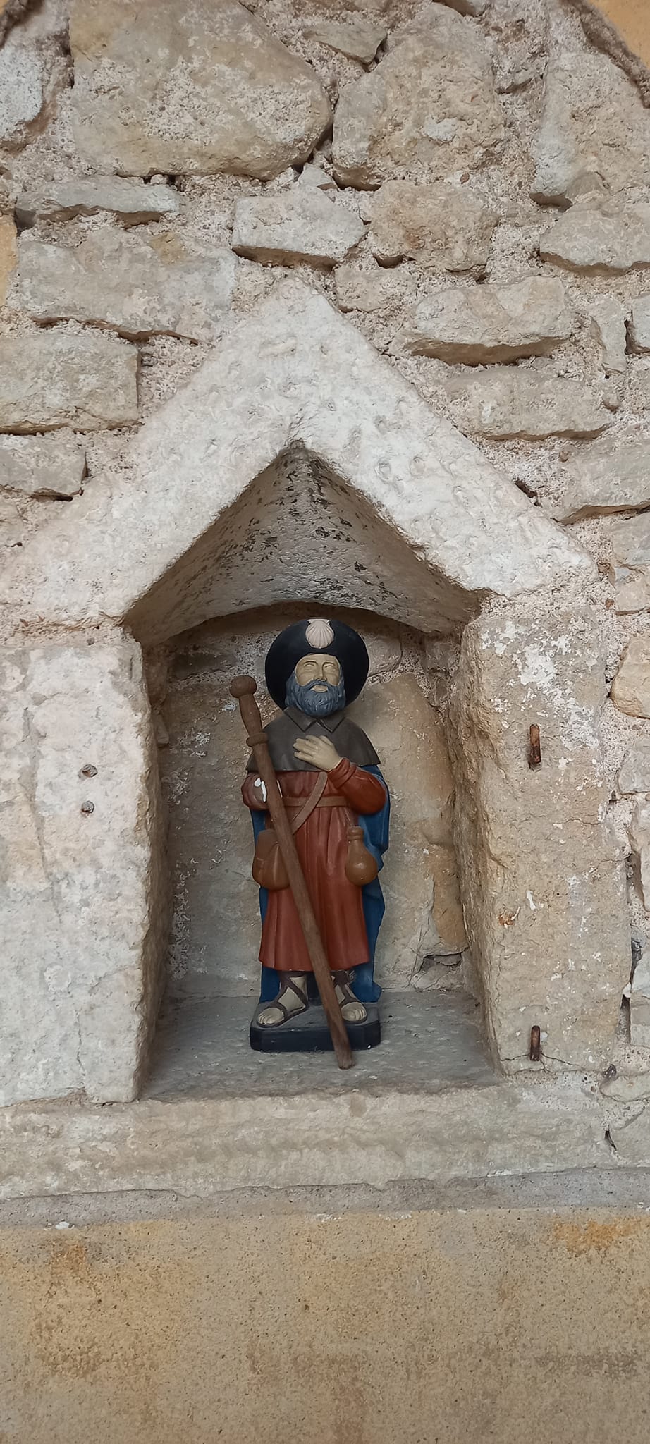 Statue_St_Jacques_Compostelle_bourdon